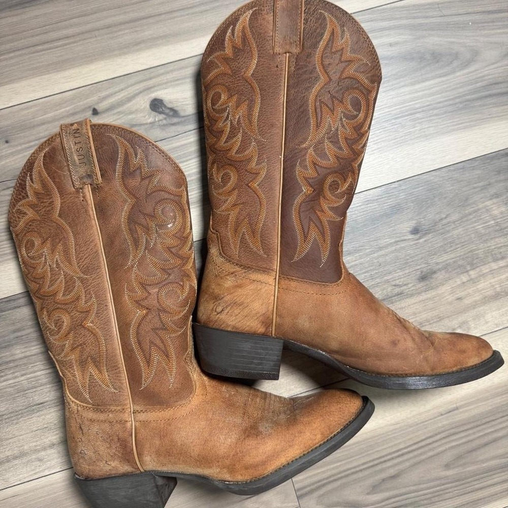 Justin Boots men's brown leather cowboy boots in size 8.5